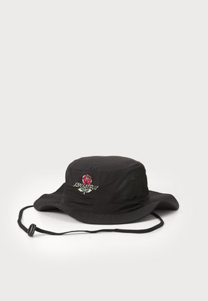 Chapeau seau noir avec un panneau latéral en maille, ornée d'un design de rose brodé et du texte "SANTA CRUZ". Sangle de menton réglable incluse.