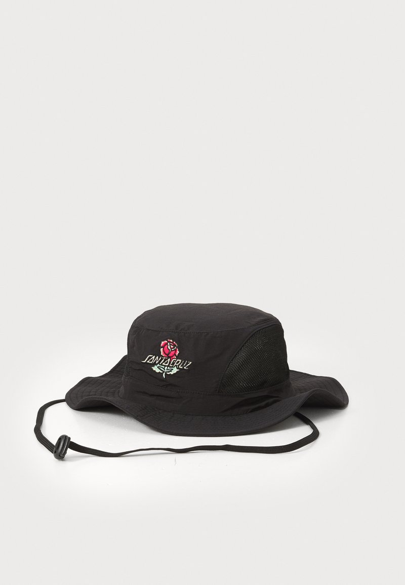 Čierny vedro štýlový klobúk so sieťovanou bočnou panelom, zdobený vyšitým dizajnom ruže a textom "SANTA CRUZ". Súčasťou je nastaviteľný remienok na brade.