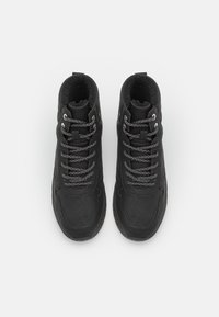 Sapatos de cano alto em couro preto com superfície texturizada, atacadores cinzentos e forro acolchoado. Apresenta ilhós de metal e uma sola de borracha para melhor tração.