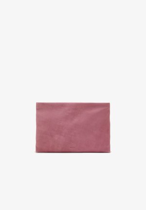 Rosa Lederclutch mit glatter Oberfläche, rechteckiger Form und minimalistischem Design. Dezentes Branding in der unteren Mitte.