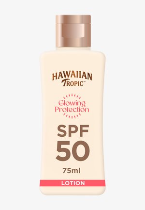 Balsam przeciwsłoneczny Hawaiian Tropic Glowing Protection SPF 50 w beżowej butelce o pojemności 75 ml z różowo-złotą nakrętką i koralowym paskiem etykiety.