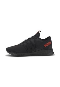 Zapatilla deportiva negra con parte superior de malla, sistema de cordones, suela texturizada negra y acento del logo rojo "Puma" en el costado.
