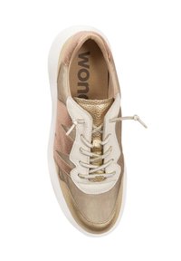Zapatilla de un beige claro y dorado con una parte superior texturizada, que presenta materiales mixtos, cordones y un logo en la plantilla. Punta redondeada y suela blanca.