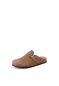 Zoccoli in suede marrone con apertura sul retro, ampia fascia e fibbia in tonalità oro, dotati di punta arrotondata e fondo testurizzato. Suola in gomma nera.
