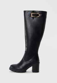 Botte en cuir noir jusqu'au genou avec un talon épais, présentant un détail de boucle sur le côté et une texture lisse. Design simple et élégant.