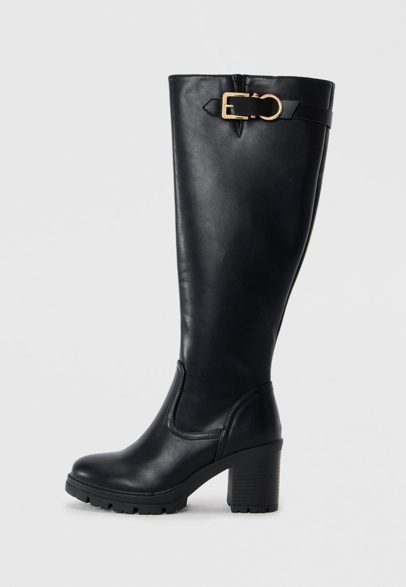 Botte en cuir noir jusqu'au genou avec un talon épais, présentant un détail de boucle sur le côté et une texture lisse. Design simple et élégant.