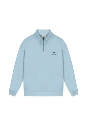 Hellblauer Langarm-Pullover mit Viertel-Reißverschluss, Stehkragen, gerippten Bündchen und Saum sowie kleinem Baum-Logo mit "FAGUO"-Schriftzug auf der linken Brust.