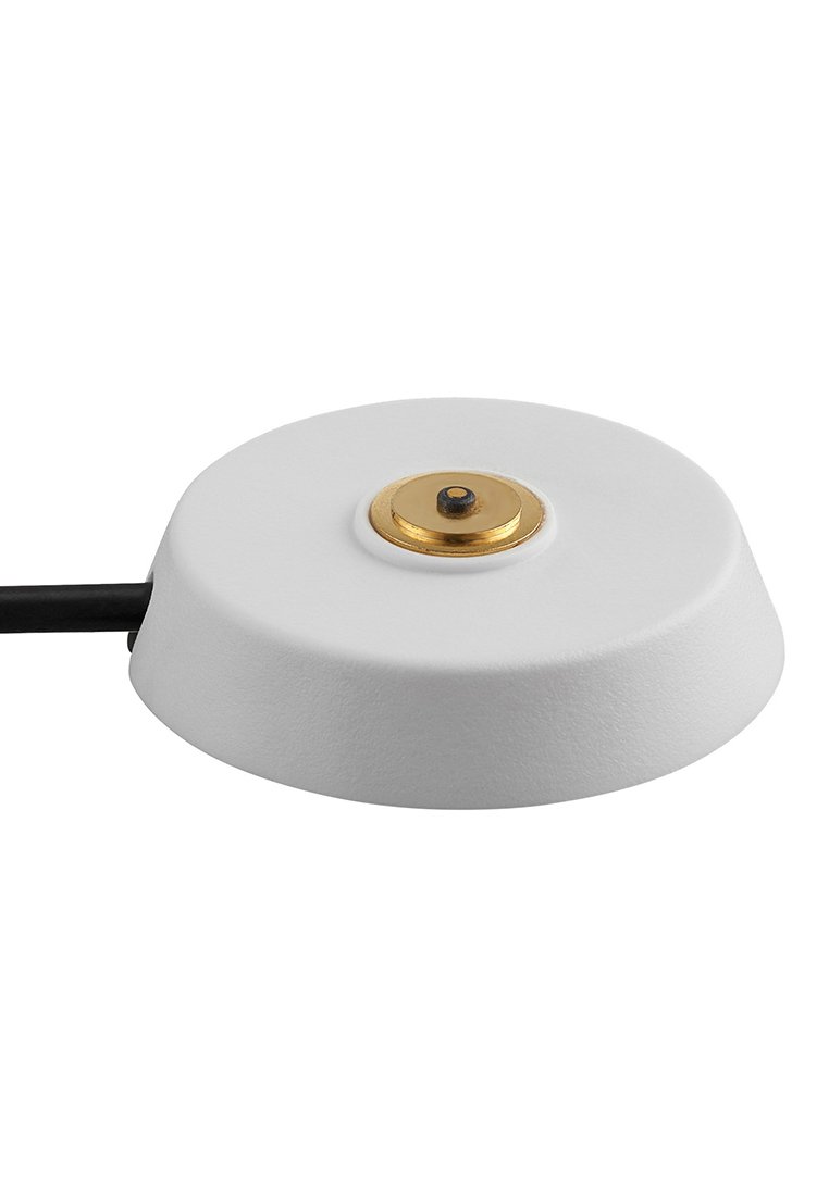 Weiße runde Basis mit strukturiertem Finish, versehen mit einem zentralen Messingknopf und einem schwarzen Kabel. Das Design ist schlicht und funktional.