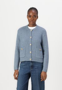  Lichtblauwe gebreide cardigan met een ronde halslijn, lange mouwen, twee voorke pocketen en gouden knoopsluitingen. Gestructureerde stof.