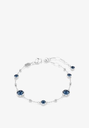 Zilveren armband met blauwe stenen, voorzien van ronde en ovale hangers verbonden door een fijne ketting en bolvormige metalen kralen. Verstelbare sluiting.
