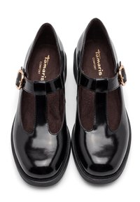 Paire de chaussures Mary Jane en cuir noir brillant avec bouts ronds, brides latérales à boucle et semelles intérieures marron rembourrées étiquetées Tamaris Comfort.