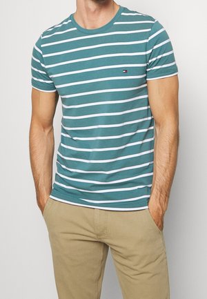 Bluzka w paski w kolorze turkusowym z białymi poziomymi paskami, z okrągłym dekoltem, krótkimi rękawami, wykonana z miękkiej bawełny, z małym logo na klatce piersiowej.