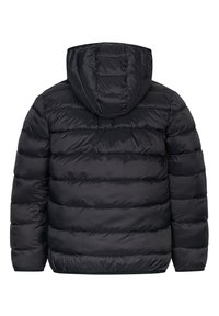 Schwarze Pufferjacke mit Kapuze, mit einem gesteppten Design, horizontalen Linien, glatter Textur und elastischen Bündchen. Rückansicht angezeigt.