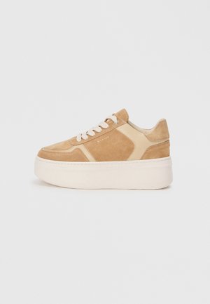 Tana suède sneakers met beige leren accenten, ronde neus en platte veters. Voorzien van een dikke, witte plateauzool. Minimaal zichtbaar merklogo.
