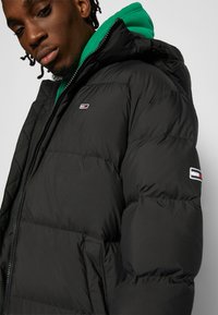 Tommy Jeans ESSENTIAL  - Piumino lungo - black