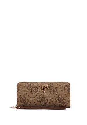 Portafoglio Guess marrone con cinturino da polso, caratterizzato da un motivo a logo ripetuto e da un emblema triangolare Guess sulla parte anteriore.