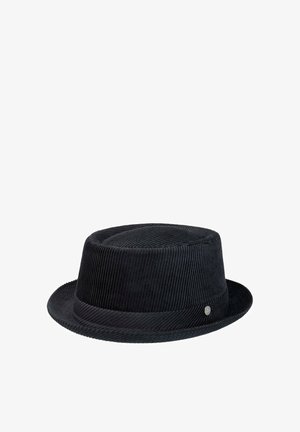 Schwarzer Cord-Pork-Pie-Hut mit kurzer, leicht nach oben gebogener Krempe und kleinem rundem Metall-Logostift am Band.