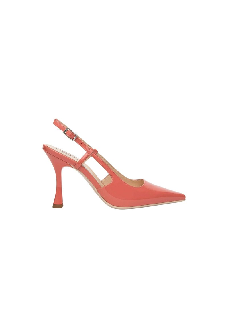 Décolleté slingback in vernice corallo con punta affusolata, tacco stiletto elevato e design con aperture laterali. Cinturino con fibbia regolabile.