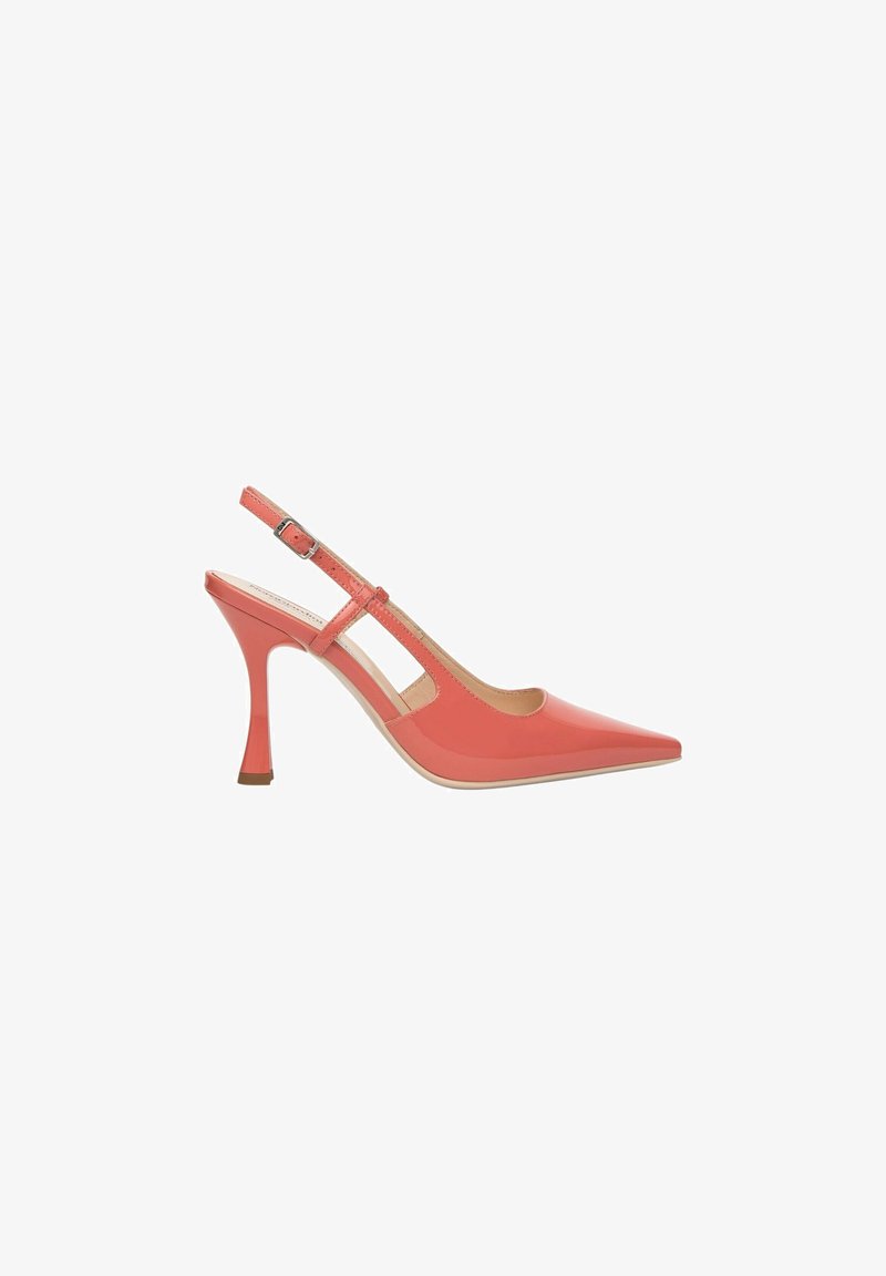 Décolleté slingback in vernice corallo con punta affusolata, tacco stiletto elevato e design con aperture laterali. Cinturino con fibbia regolabile.
