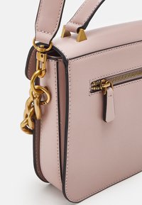 Borsa a tracolla in pelle rosa con rifiniture nere, dettaglio in catena dorata e tasca con zip. Presenta hardware angolare e una texture liscia.