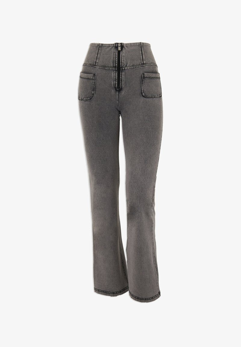 Jeans acampanados de cintura alta en denim gris oscuro, con dos bolsillos frontales y una cremallera en contraste. Textura suave con detalles de costura sutil.