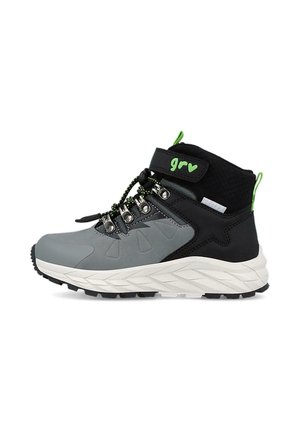 Botas de senderismo de caña alta, en gris y negro, con un upper texturizado, cierre de cordones y acentos en verde neón. Presenta una suela robusta para mayor tracción.