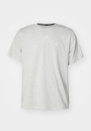 Pilkas medvilnės marškinėliai su trumpomis rankovėmis ir apvalia iškirpte. Ant krūtinės yra mažas baltas Jumpman logotipas. Lygi tekstūra, klasikinis modelis.