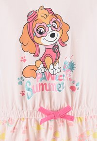 Lichtroze jurk met een cartoonhond-afbeelding met een bril. De tekst luidt "Paw-some Summer" met pastelkleurige pootafdrukken en zonmotieven op de rok.