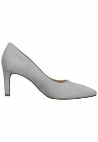 Chaussure à talon haut en daim gris avec un bout pointu, texture lisse et un talon fuselé de 7 cm. Détails de couture minimalistes le long des côtés.