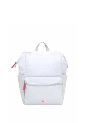 Biały plecak z przednią kieszenią zapinaną na suwak, bocznymi kieszeniami, górnym uchwytem i różowymi uchwytami zamka, z małym czerwono-żółtym logo.