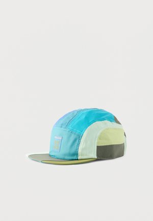 Casquette patchwork multicolore à cinq panneaux dans des nuances de bleu, vert et gris, avec une petite étiquette logo en tissu sur le panneau avant.