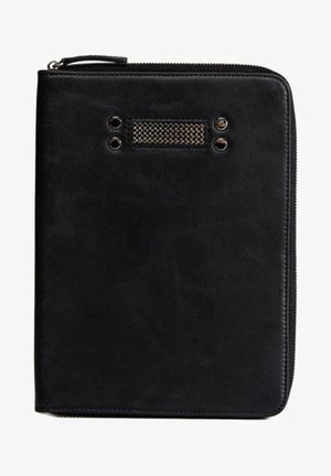 Schwarzer Leder-Reißverschluss-Ordner mit strukturierten Akzenten und Metallbeschlägen, ausgestattet mit einem rechteckigen Netzpanel und zwei runden Nieten.