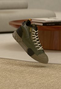 Unausgewählt, olive night