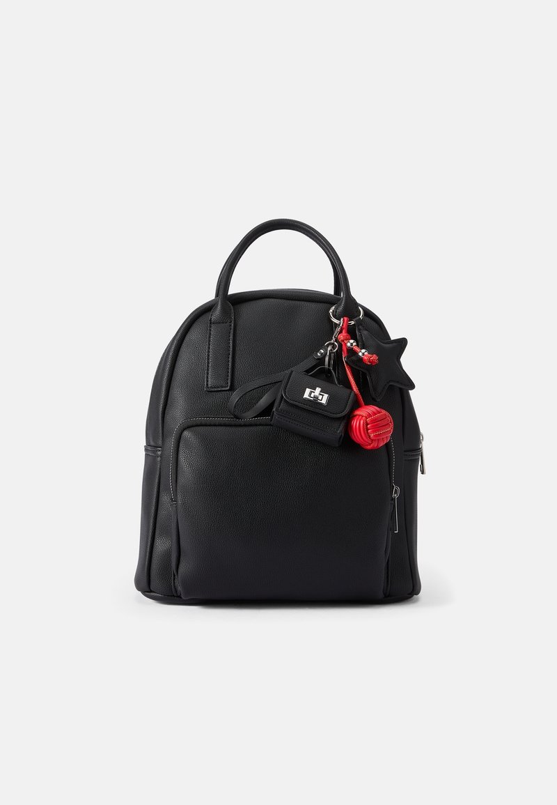 Sac à dos en cuir noir avec poignée supérieure, poche avant et accessoires porte-clés étoile rouge et noire ainsi qu'une boule attachés.