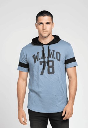 CON CAPUCHA EN CONTRASTE - Camiseta estampada - azul