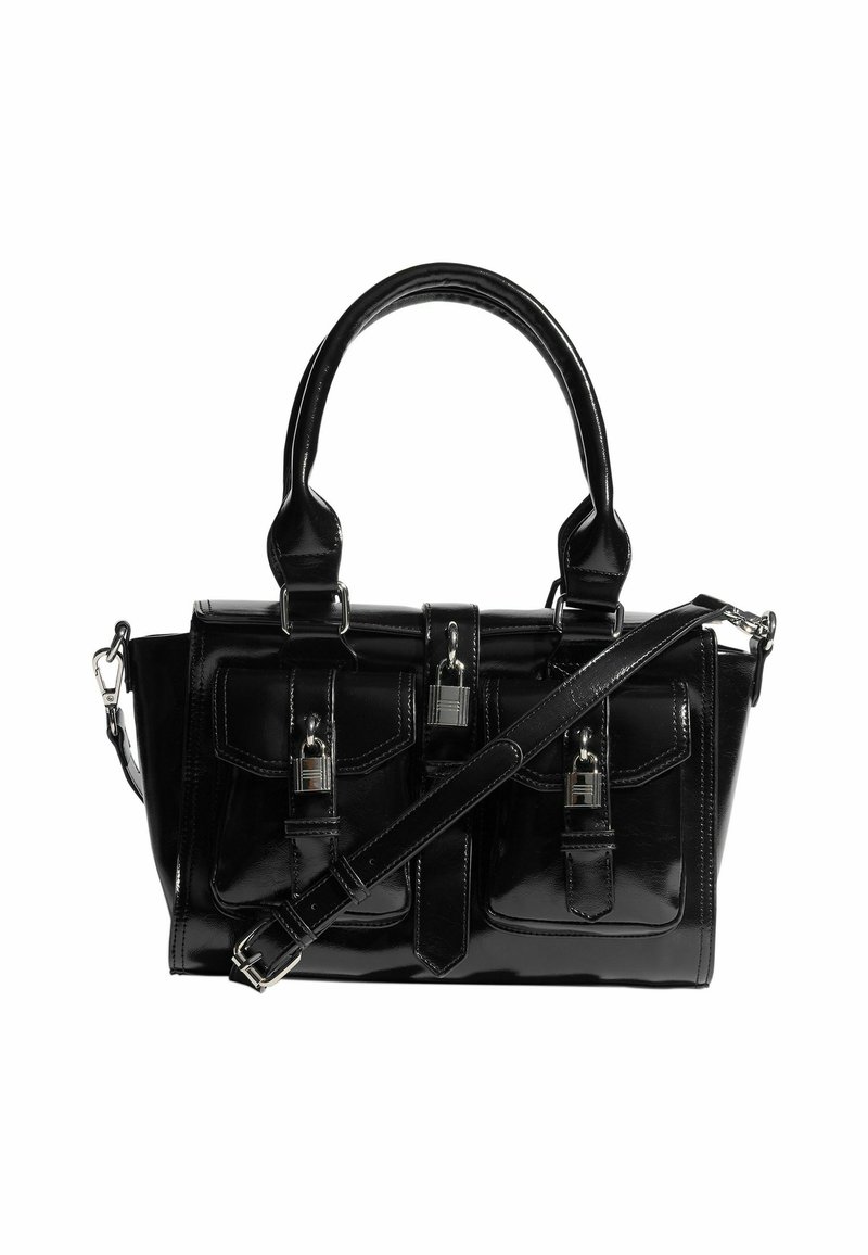 Melnas lakotā ādas rokassomu ar divām rokturiem, regulējamu plecu siksnu, divām priekšējām kabatām un metāla aizdaru akcentiem.