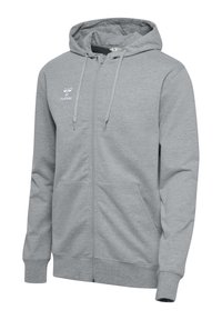 Sudadera gris con cremallera hecha de tejido suave, que cuenta con una capucha, dos bolsillos frontales y un logo en la parte superior izquierda.