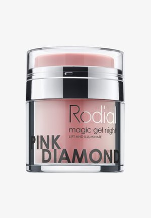Behälter für Rodial Magic Gel Night, zeichnet sich durch ein klares Design mit einem pinken Gel im Inneren, silbernen Akzenten und kräftigem schwarzen Text mit der Aufschrift "PINK DIAMOND" aus.