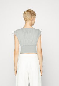 BDG Urban Outfitters NOVA ROUCHED CROP - T-shirts med print - light blue