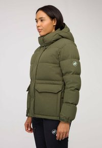 Grüne gepolsterte Jacke mit Kapuze, die über vordere Druckknopftaschen, ein strukturiertes Material und ein Logo am linken Arm verfügt.
