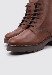 Sandra Fontán BADOLASOTA - Bottines à lacets - camel