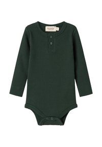 Tmavo zelený, rebrovaný bodysuit s dlhým rukávom a henley výstrihom, dvomi gombíkmi a patentným zapínaním na spodnej časti. Hladká textúra, priliehavý strih.