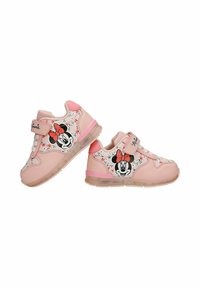 Paire de baskets roses pour enfants avec visages de Minnie Mouse, motifs floraux et bandes Velcro sur fond blanc.