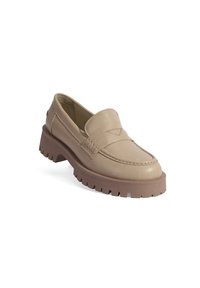 Chaussure mocassin en cuir beige avec une épaisse semelle en caoutchouc marron, dotée de détails de couture et d'un panneau avant surélevé.