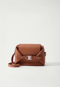 Rjava usnjena torbica čez telo pravokotne oblike z detajlom srebrnega kovinskega zaponka in nastavljivim trakom. Enostavni šivi kot okras.