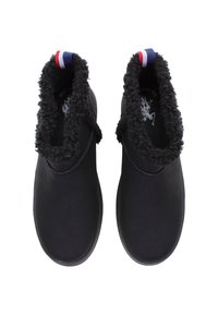 Zwarte instap schoenen met een harige rand om de enkel en rood, wit, en blauwe trekbanden aan de achterkant, gezien vanuit boven.