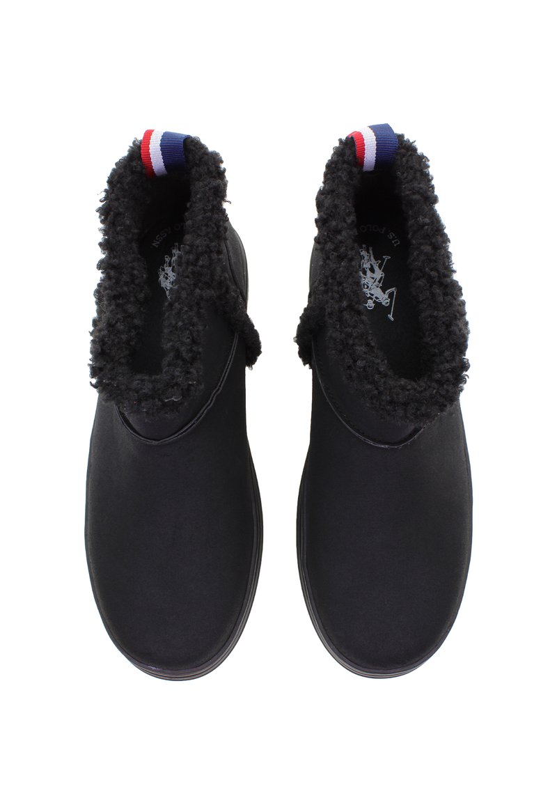 Schwarze Slipper mit flauschigem Rand um den Knöchel und roten, weißen sowie blauen Zuglaschen hinten, von oben betrachtet.