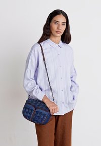 sessùn DIVINE BRAIDED - Borsa a tracolla - denim blue