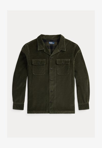 Jachetă din corduroy verde închis, cu guler, două buzunare pe piept, nasturi negri și mâneci lungi. Textură netedă și linii verticale.