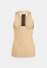 Tan sportovní tílko s designem racerback. Obsahuje černé logo BORG na texturovaném popruhu. Hladká, přiléhavá látka s minimálním prošíváním.